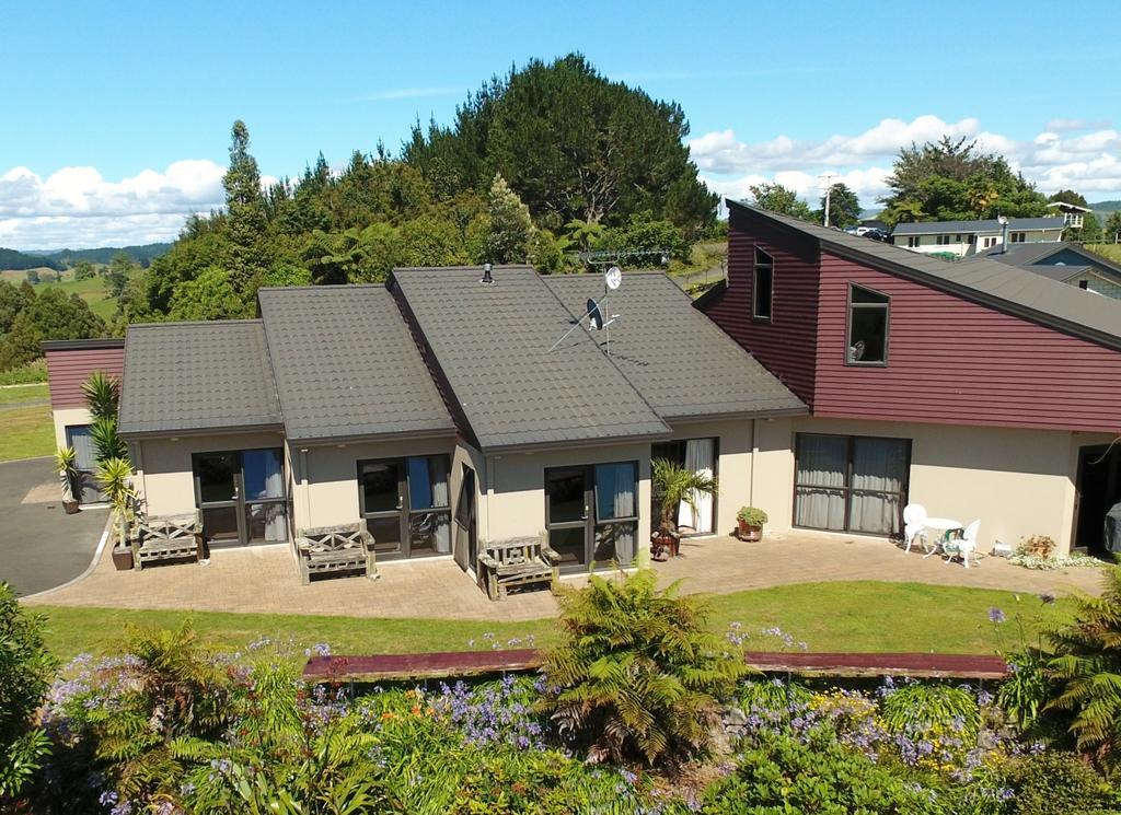 Waitomo Golfstays B&B โอโตโรฮังกา ภายนอก รูปภาพ