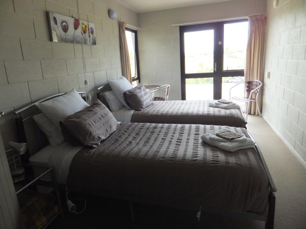 Waitomo Golfstays B&B โอโตโรฮังกา ภายนอก รูปภาพ