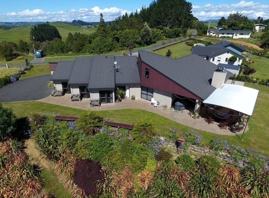 Waitomo Golfstays B&B โอโตโรฮังกา ภายนอก รูปภาพ